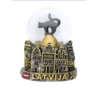 Sniega bumba Latvija ar melnu kaķi